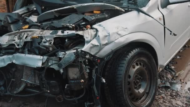 Zniszczony przedni zderzak samochodu osobowego Warszawskie przedmieścia Polska - wypadek samochodowy — Wideo stockowe