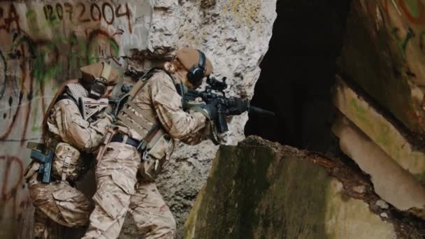 Soldados a abrigar-se durante a operação de guerra na Europa — Vídeo de Stock