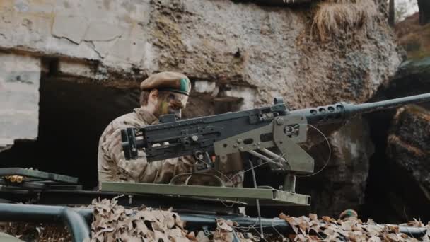 Effrayante mitrailleuse canon mode de tir gros plan — Video