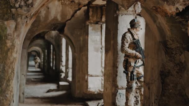 Kwetsbare positie soldaten vast in een gebouw — Stockvideo