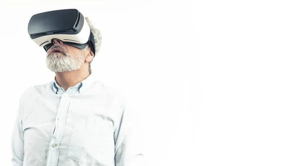 Man van middelbare leeftijd draagt Virtual Reality set - VR bril. geïsoleerd op wit — Stockfoto