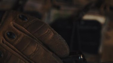 Orta seviye mühimmatı dolduran asker şarjöre mermileri yavaşça dolduruyor.