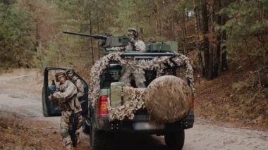 Savaş sırasında tam teçhizatlı tüfekler ve makineli tüfek kamyonu ile haydutlarla savaşmak