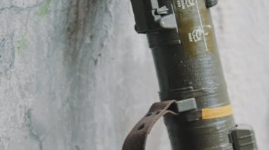 Tanksavar silahı ateşlemeli bomba fırlatıcısı. Yakın plan.