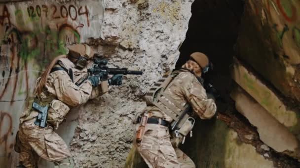 敵を探している建物の廃墟に入る特殊部隊兵士 — ストック動画