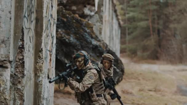 特殊作戦中の武装した女性連隊 — ストック動画