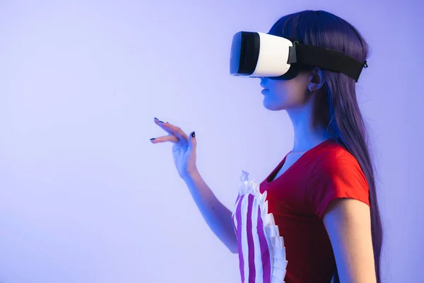 Camarera en delantal con gafas VR e interfaz virtual con gestos de mano —  Fotos de Stock