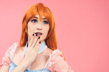 Kızıl saçlı hoş beyaz kız pembe arka planda şok oldu - portre çekimi