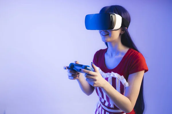 Tiener Kaukasische meisje gamer dragen VR bril set spelen van een spel wedstrijd medium studio schot — Stockfoto