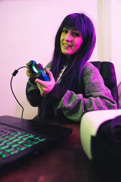 Белая девушка в возрасте 20 лет упорно пытается выиграть снимок крупным планом в компьютерной игре — стоковое фото