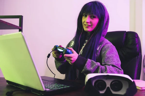 Кавказская девушка в возрасте 20 лет играет в компьютерные игры с помощью контроллера геймпада — стоковое фото