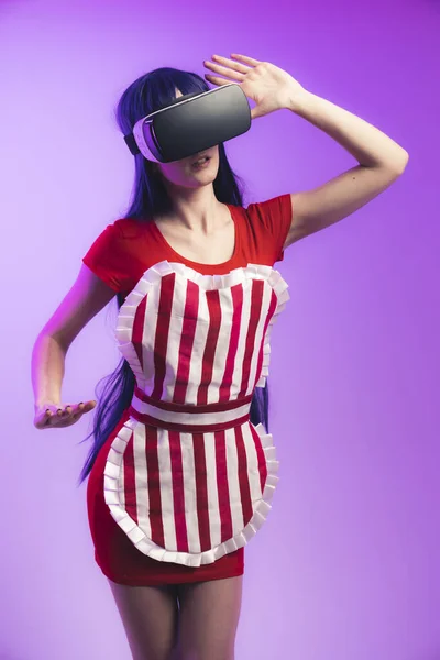 Boldog fiatal kaukázusi nő egy virtuális valóság headset közepes stúdió lövés magenta háttér — Stock Fotó