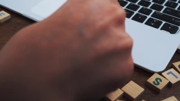 Nome del mese Maggio beeing creato da piastrelle di legno lettera su scrivania del computer — Video Stock