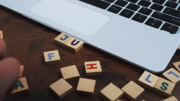 Nombre del mes de junio beeing creado a partir de azulejos de madera en el escritorio de la computadora — Vídeos de Stock