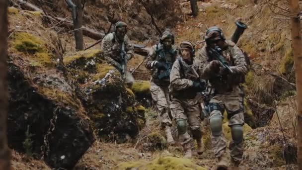 Состав смешанной гендерной пехоты в составе отряда диверсантов — стоковое видео