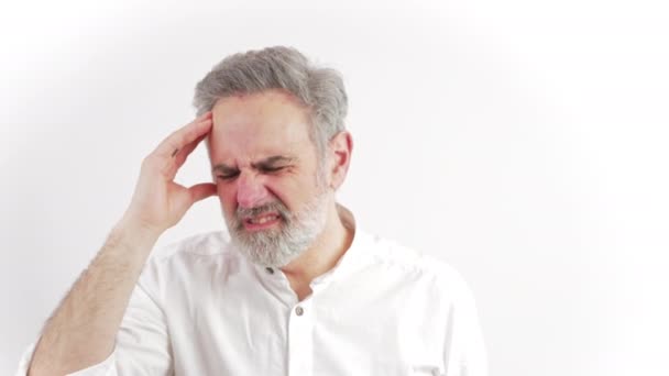Starszego mężczyzny cierpiącego na osłabiony ból głowy podczas próby skupienia się na jakiejś aktywności — Wideo stockowe