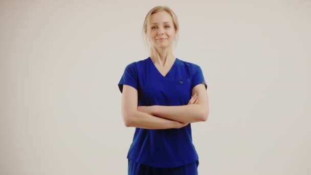 Evropská doktorka středního věku na bílém pozadí. Izolovaný studiový záběr. Koncept zdravotní péče. — Stock video