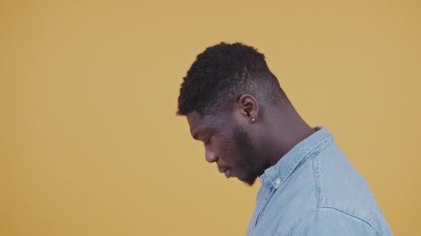 Молодой афроамериканец двигает головой вверх по горизонтальному портрету изолированная желтая копия космической студии — стоковое видео
