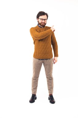 Kendine güvenen beyaz bir adam ayakta ve gülümsüyor, parmağını ters yöne çevirerek teşvik konsepti reklamını yapıyor beyaz arka plan izole edilmiş fotokopi stüdyosu. 