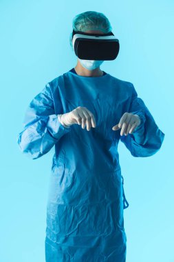Modern teknoloji VR gözlükleri gelecekteki cerrahların zor ameliyatlara hazırlanmasına yardımcı olur. Dikey stüdyo mavi arkaplan çekti.