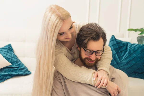 Jong blank paar knuffelen en glimlachen portret — Stockfoto