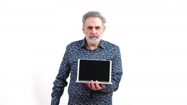 Пожилой человек, стоящий с ноутбуком в руке, показывая большой палец вверх — стоковое видео