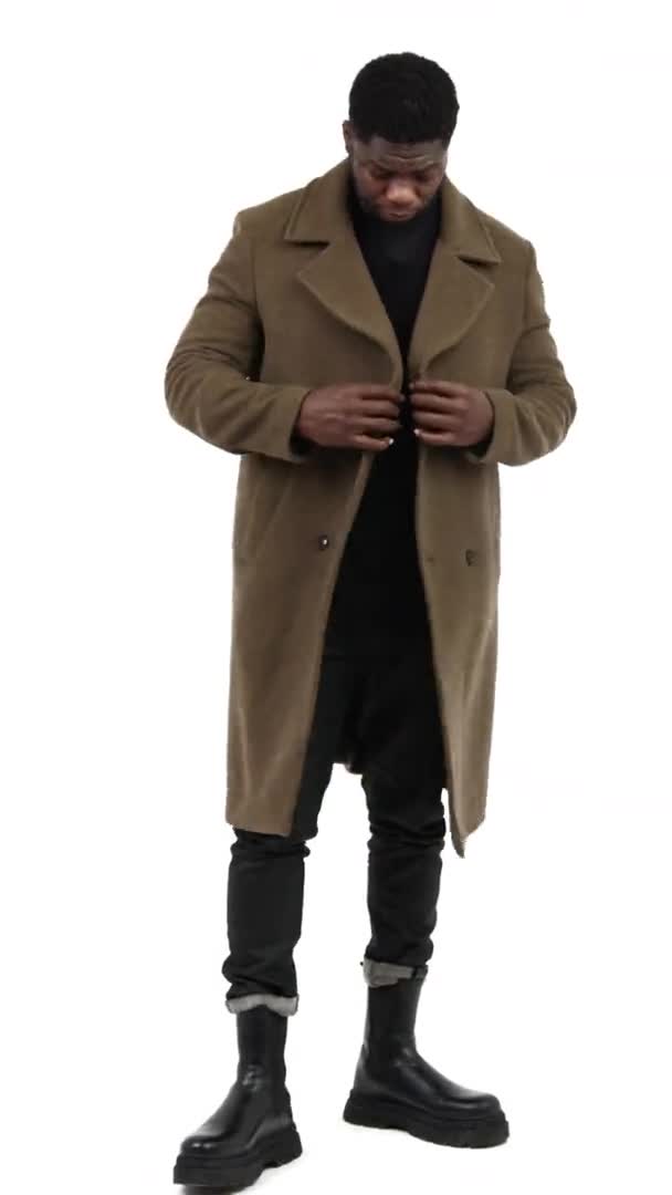 Молодой энергичный мужчина регулирует свое пальто и сортирует его, вертикальный, белый фон — стоковое видео