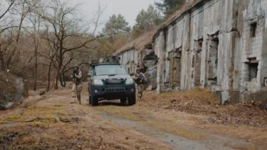 Deniz piyade mangası taş yığınlarıyla sivil bölgeyi ele geçiriyor.