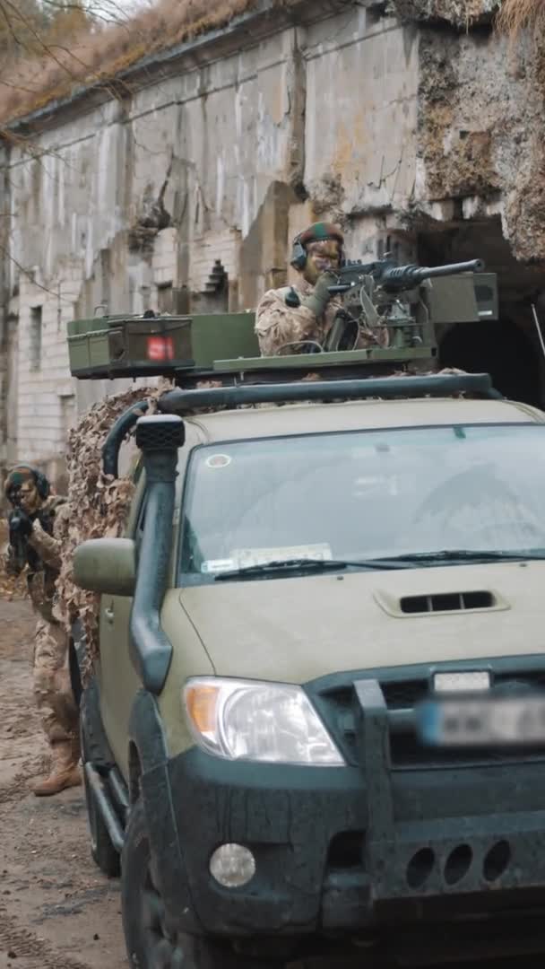 Vertikales Video - Marinekorps der Armee erobern ziviles Territorium mit Schutt — Stockvideo