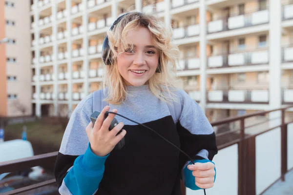 Smiley kaukasiska blond-delad ung kvinna lyssnar på sin favorit album på kassettbandspelare. 90-talsinspirerad. — Stockfoto