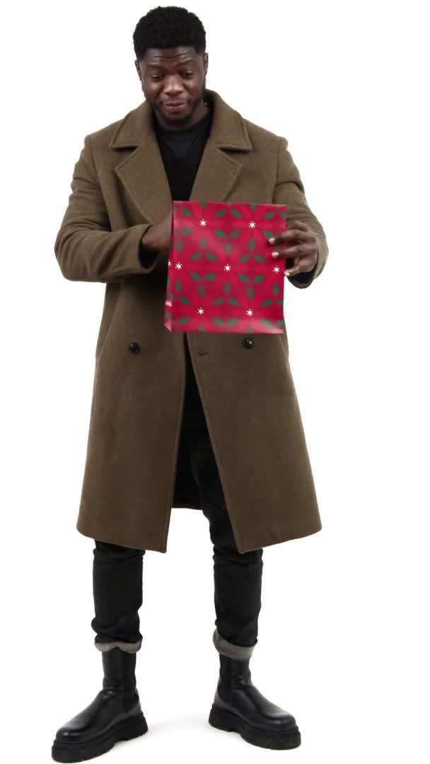 Joven negro macho comprar un regalo en secreto para su uno significativo y mostrando un pulgar hacia arriba después — Vídeo de stock