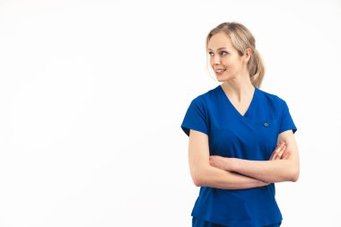 Uzayın beyaz arka planının fotokopisini çekin. Kadın cerrah yan bakıp kollarını kavuşturuyor..