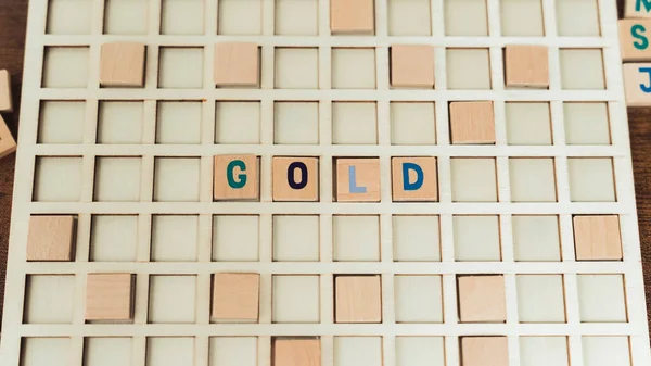 Ein Wort GOLD aus Holz Alphabet Buchstaben Wortschatz Spiel — Stockfoto