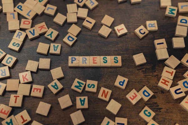 PRESS ประกอบด้วยตัวอักษรไม้ สื่อ, แนวคิดการสื่อสารมวลชน — ภาพถ่ายสต็อก