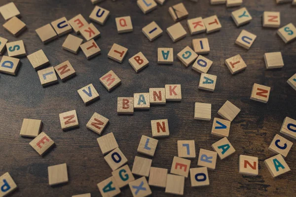 Een woord BANK samengesteld uit houten alfabet letters financiert concept — Stockfoto