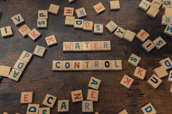 Eine Phrase WATER CONTROL aus aufeinander abgestimmten Holzklötzen mit Buchstaben Umweltschutzkonzept — Stockfoto