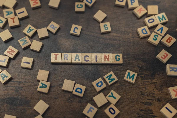 TRACING - een woord gemaakt van houten alfabet letters — Stockfoto