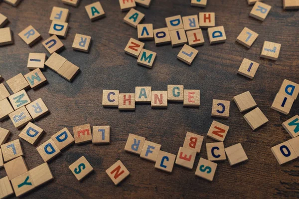 CHANGE - et ord laget av spredte treblokker med bokstaver om utbyggingskonsept – stockfoto