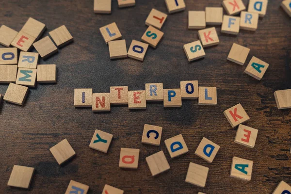 Un mot INTERPOL fait de lettres alphabétiques en bois concept de sécurité — Photo