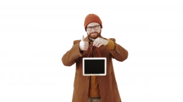 Bel homme caucasien détient petit tableau noir et montre pouce vers le haut isolé studio shot blanc fond copie espace — Video