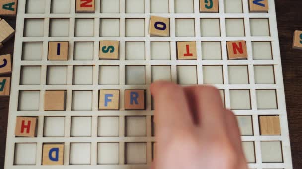 La parola GRATIS fatta di blocchi di legno dal gioco di vocabolario del giocatore caucasico — Video Stock