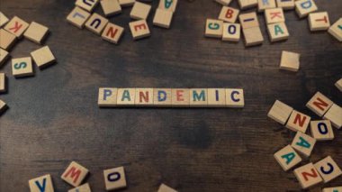PANDEMIC kelimesi ahşap bloklardan yapılmıştır. Kelime oyunu pandemik koronavirüs kavramı 
