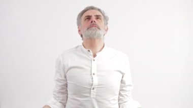 50 'li yaşlardaki bir adam sinirliyken ya da biri tarafından engellenirken duygularını kontrol altında tutmaya çalışır.