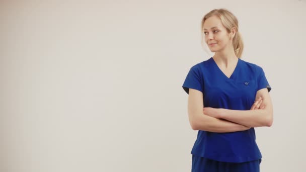 Espaço cópia fundo branco feminino médico cirurgião olhando para o lado e cruzando os braços. — Vídeo de Stock