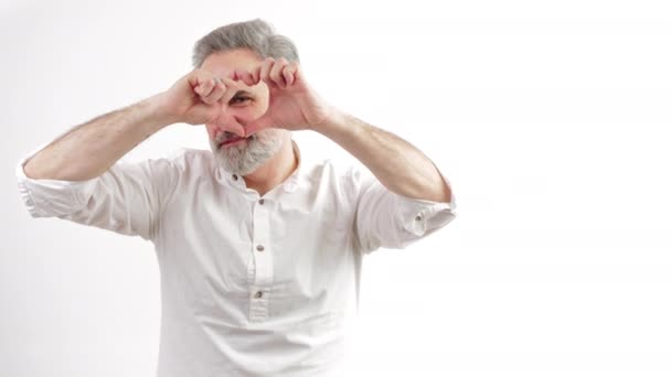 50歳の男は幸せや愛の印で指からハートの形を作って — ストック動画