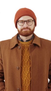 Gülümseyen Avrupalı hippi başını sallıyor. Dikey video görüntüsü, beyaz arka plan, izole stüdyo görüntüleri. 