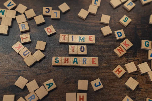 Eine Phrase TIME TO SHARE, die aus aufeinander abgestimmten Buchstabenblöcken mit Buchstaben besteht — Stockfoto