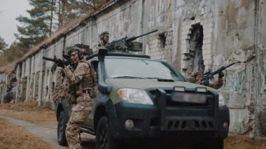 Avrupa 'daki savaş operasyonunda özel kuvvetler - Askerler makineli tüfekle ordu devriye kamyonunu konvoyla götürüyorlar