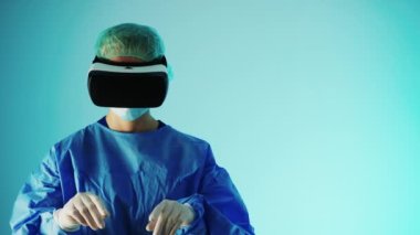 Kafkasyalı doktor teknolojik gelişim kullanıyor, sanal gerçeklik gözlükleri. Orta stüdyo çekimi, mavi arkaplan.