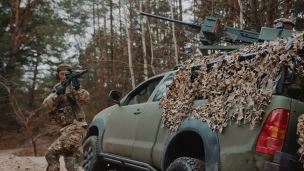 Soldado mulher defendendo unidade de caminhão do exército de patrulha de backup em uma floresta na Europa Oriental — Vídeo de Stock